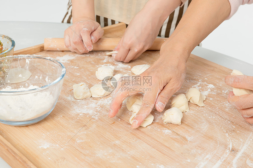 揪剂子擀皮包饺子图片