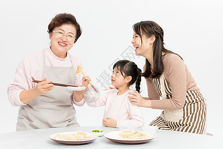 一家人吃饺子高清图片