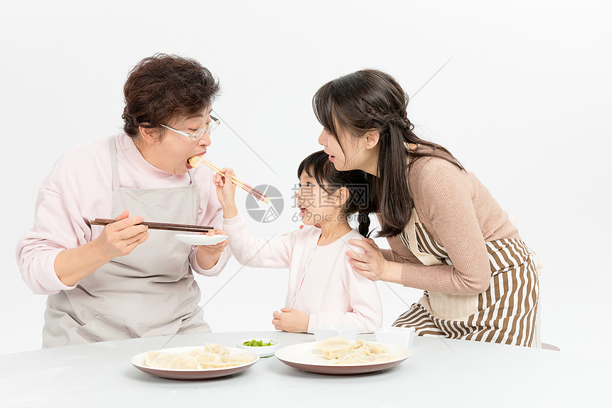 一家人吃饺子图片