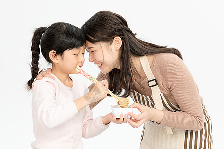 女儿喂妈妈吃饺子背景图片