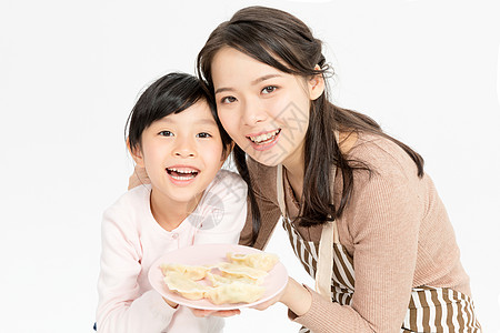 春节元素冬至母女端着饺子背景