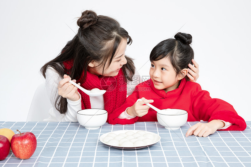 母女二人吃汤圆图片