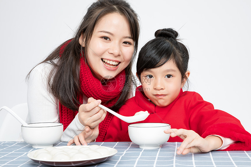 妈妈喂女儿吃汤圆图片