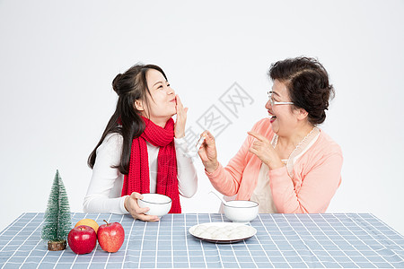 幸福母女吃汤圆高清图片