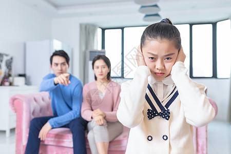 高中女孩父母指责孩子背景