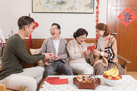 送长辈礼物春节家人团圆子女送父母礼物背景