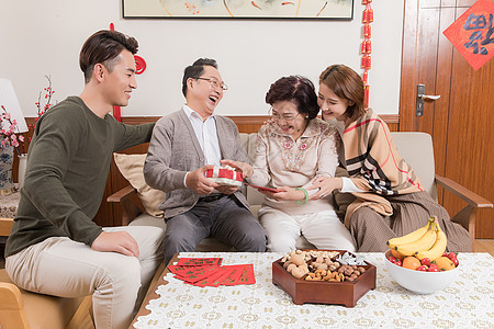 送长辈礼物春节家人团圆孩子送父母礼物背景