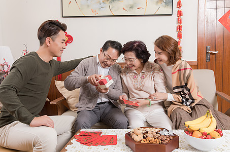 春节回家春节一家人团圆孩子送父母礼物背景