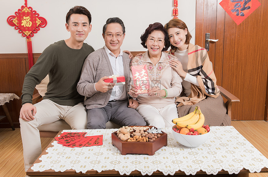 春节一家人团圆孩子送父母礼物图片