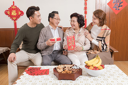 新年一家人团圆送礼物图片