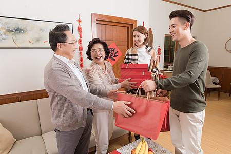 新年一家人团圆送礼物图片