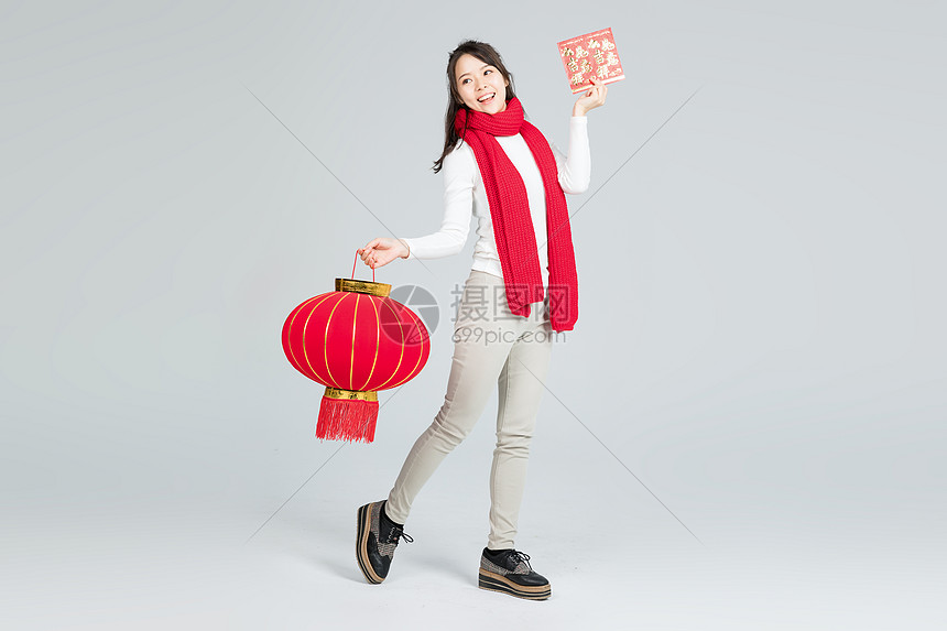提灯笼拿红包的美女