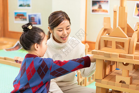 幼儿园老师陪学生玩积木图片