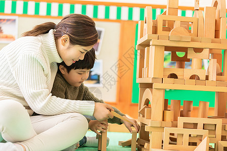 玩具幼儿园老师陪孩子搭积木背景