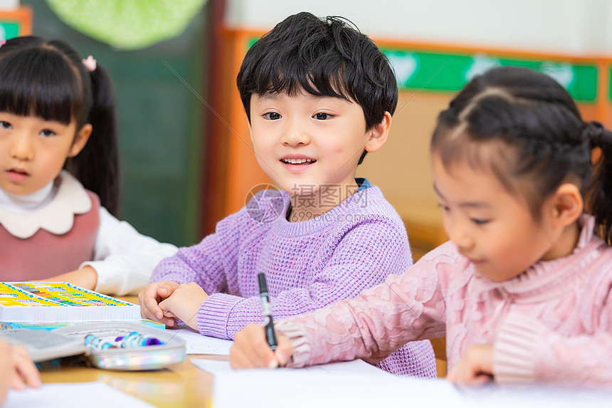 幼儿园儿童开心玩耍图片