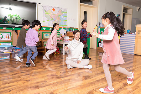 幼儿园老师带小朋友玩耍指导教师高清图片素材