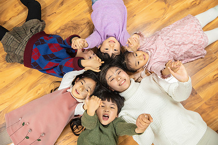 幼儿园招聘老师老师和小朋友仰望天空背景