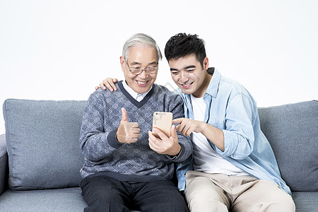 老人与年轻人敬老关爱老人一起看手机背景