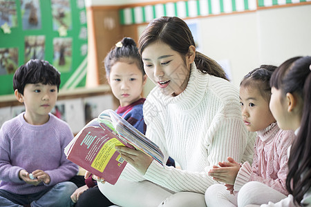 男孩和女孩幼儿园老师讲故事背景