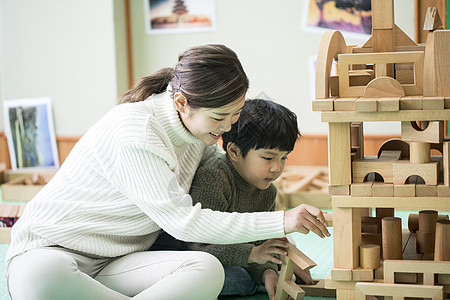 幼儿园老师带小朋友玩积木背景