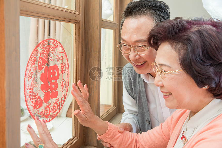 老年夫妻新年贴窗花图片