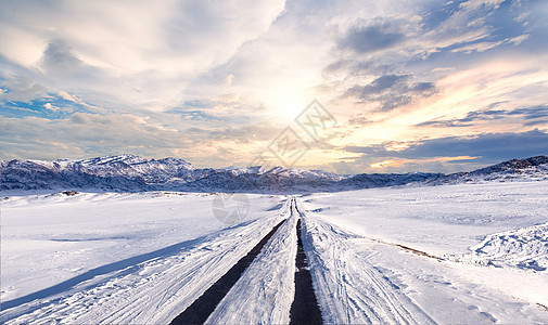 雪地公路背景图片