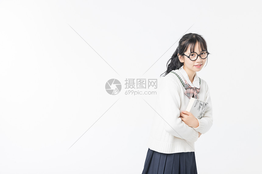 青春期女生抱书图片