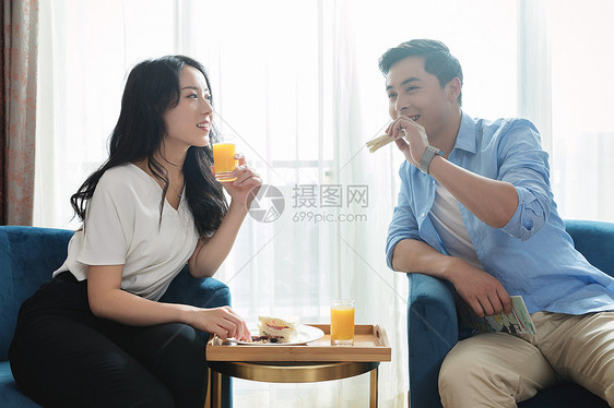 酒店客房吃早餐的情侣图片
