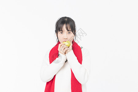 新春少女手吃水果背景图片