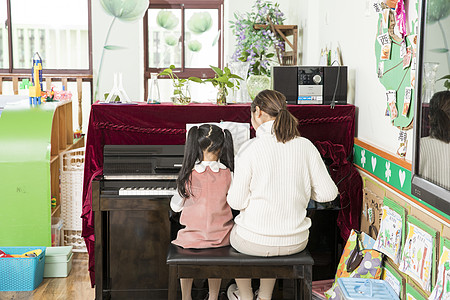 幼儿园老师教弹钢琴图片