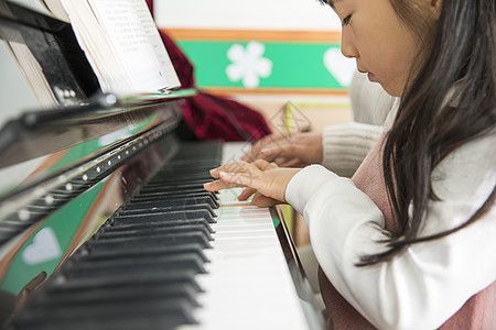 孩子弹钢琴幼儿园老师教弹钢琴背景