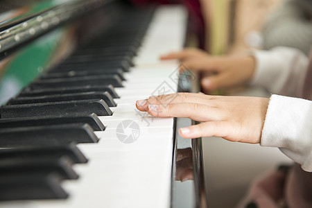 小朋友弹钢琴模特高清图片素材
