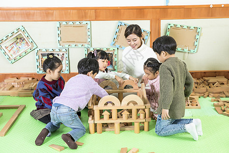 幼儿园老师带小朋友玩积木图片