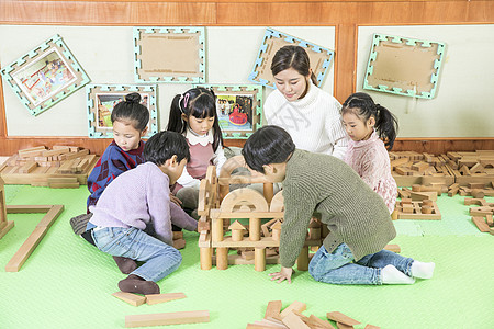 幼儿园老师带小朋友玩积木背景