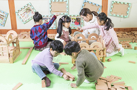 幼儿园玩耍的孩子幼儿园老师带小朋友玩积木背景