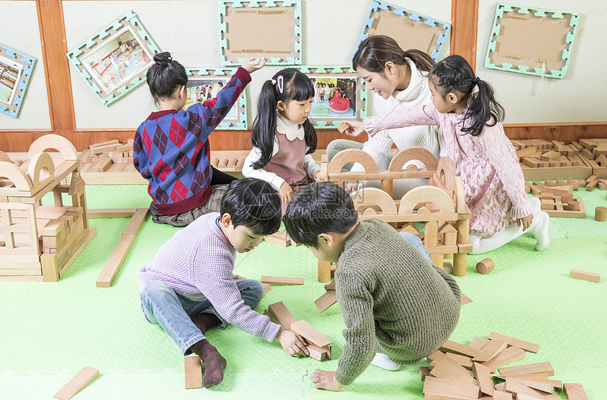 幼儿园老师带小朋友玩积木图片