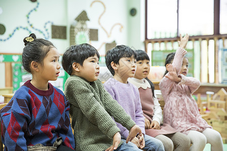 小孩喝牛奶幼儿园小朋友上课背景