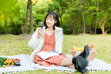 女性户外野餐阅读高清图片