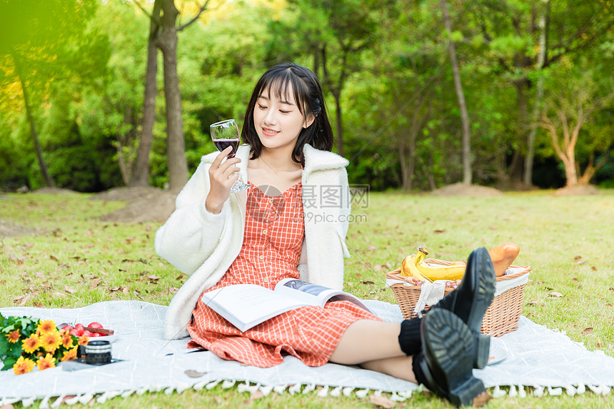 女性户外野餐阅读图片