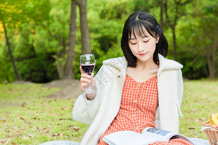 草坪野餐女性户外野餐阅读背景