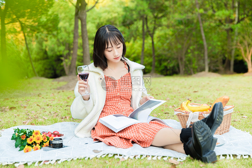 女性户外野餐阅读图片