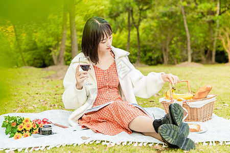 文艺女性户外野餐图片
