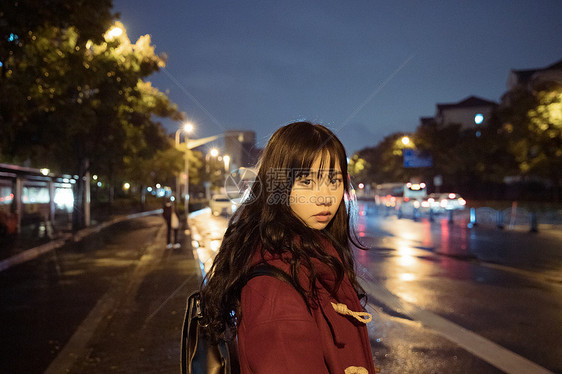 夜晚街头孤独的少女图片
