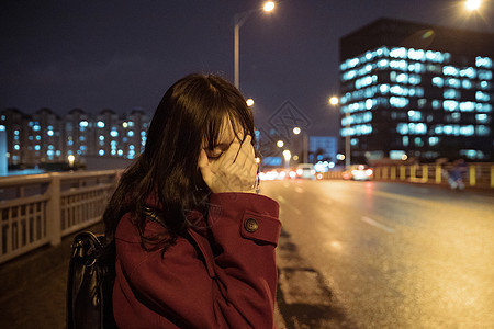 夜晚街头孤独的少女高清图片