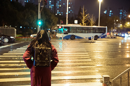 女孩过马路孤独的少女等待过马路背影背景