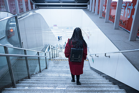 孤独女生背影孤独少女下楼梯背影背景