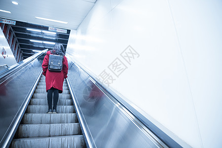 孤独坐电梯的少女高清图片