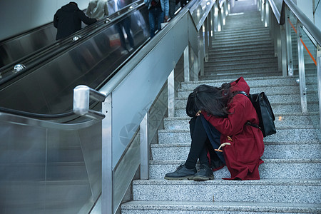 青春期少女跳跃地铁站孤独的少女背景