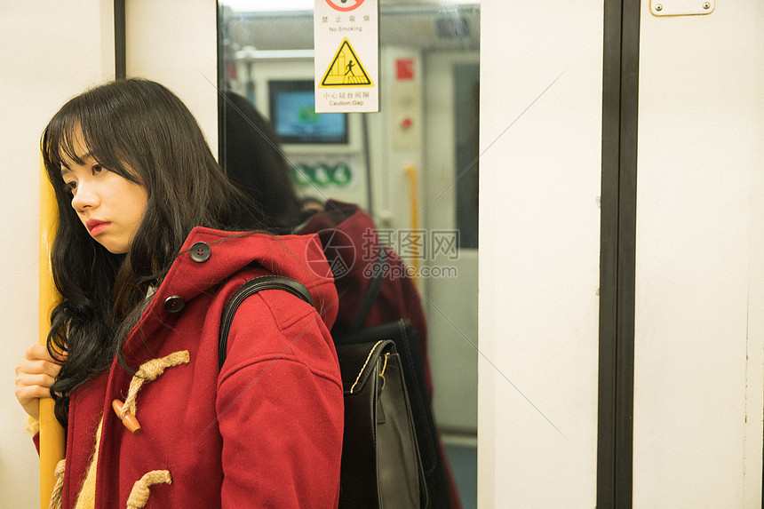 地铁里孤独的女孩图片