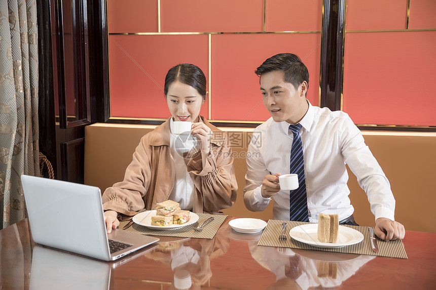 男性酒店谈工作图片